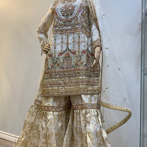 Large. Gharara, Kameez, Dupatta set with all hand work on it. - Picture 6 of 7